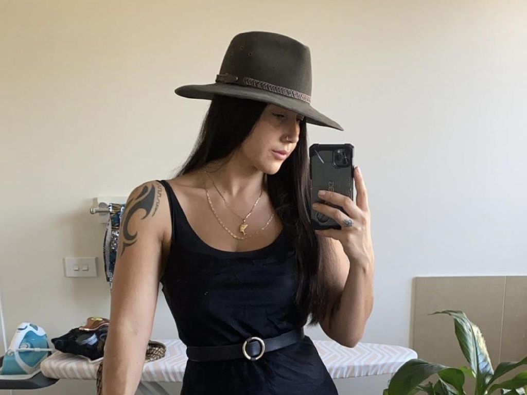 8 Foto Penari Striptis Kontroversi, Tinggal di Biara Agar Dekat Dengan Tuhan 8 Foto Penari Striptis Kontroversi, Tinggal di Biara Agar Dekat Dengan Tuhan