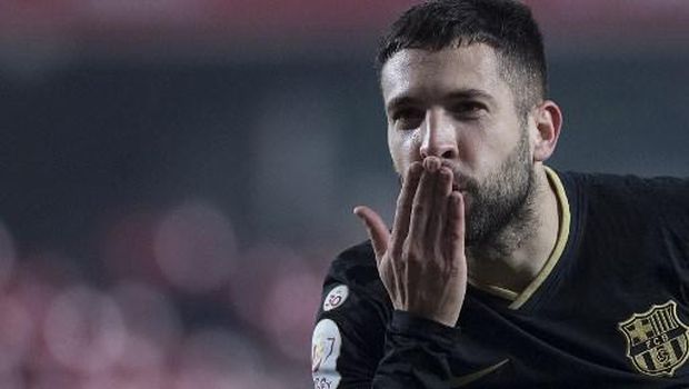 Barcelona's Spanish defender Jordi Alba blows a kiss as he celebrates after scoring a goal during the Spanish Copa del Rey (King's Cup) quarter-final football match between Granada FC and FC Barcelona at Nuevo Los Carmenes stadium in Granada on February 3, 2021. (Photo by JORGE GUERRERO / AFP)