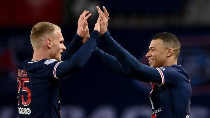 Paris Saint-Germains French forward Kylian Mbappe (R) celebrates after scoring a goal with Paris Saint-Germains Dutch defender Mitchel Bakker during the French L1 football match between Paris Saint-Germain and Nimes Olympique at the Parc des Princes stadium in Paris on February 3, 2020. (Photo by FRANCK FIFE / AFP)
