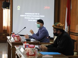 Ganjar Beri Penghargaan ke Top 10 Inovasi Pelayanan Publik di Jateng