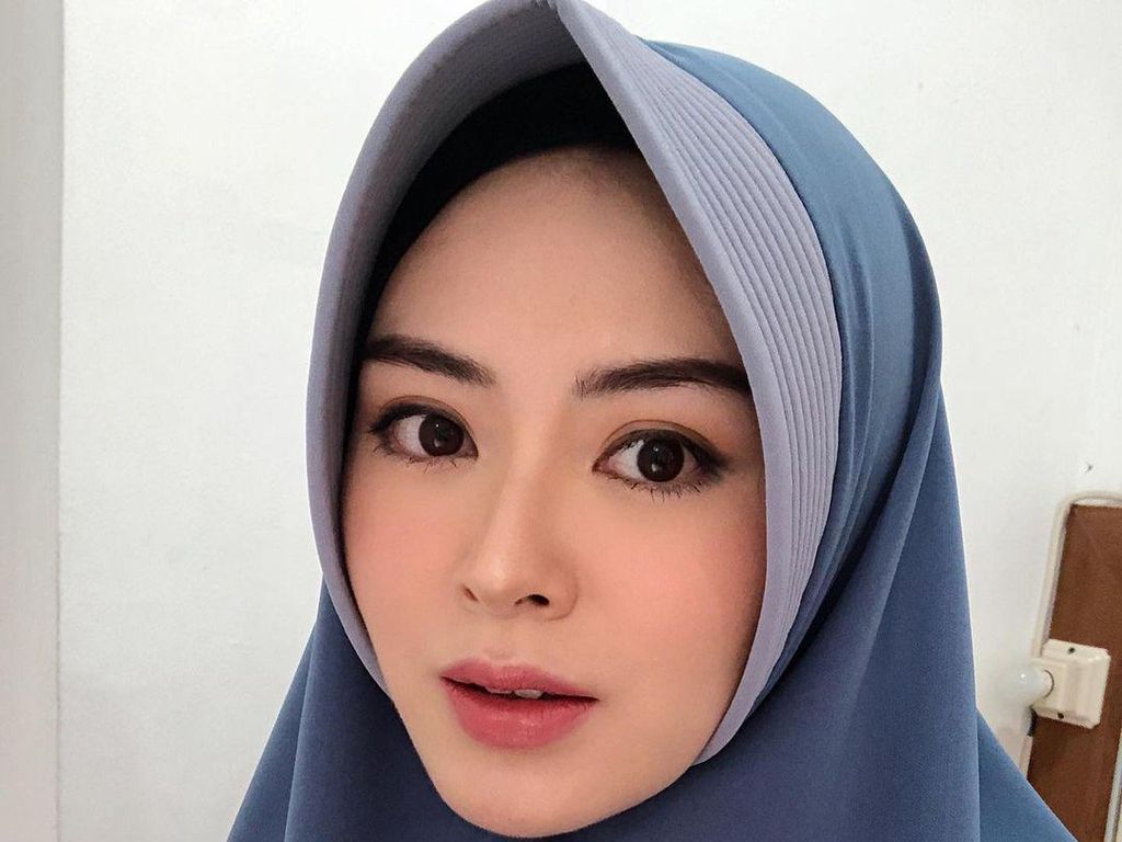 8 Gaya Ayana Moon Saat Pakai Hijab Bergo, Cantiknya Bikin Adem
