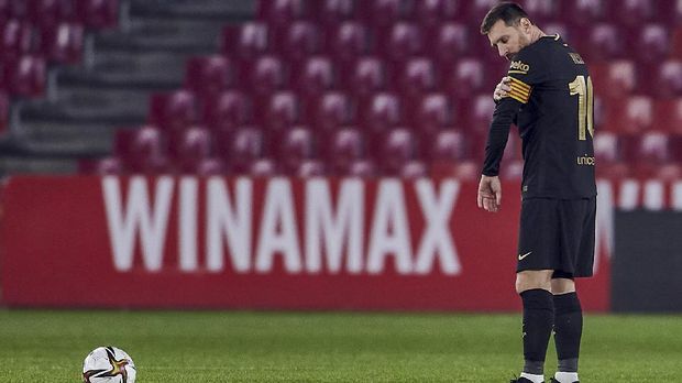 Barcelona's Lionel Messi pauses during a Spanish Copa del Rey quarter finals soccer match between Granada and FC Barcelona at the Los Carmenes stadium in Granada, Spain, Wednesday, Feb. 3, 2021. (AP Photo)