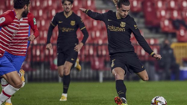 Barcelona's Antoine Griezmann kicks the ball during a Spanish Copa del Rey quarter finals soccer match between Granada and FC Barcelona at the Los Carmenes stadium in Granada, Spain, Wednesday, Feb. 3, 2021. (AP Photo)