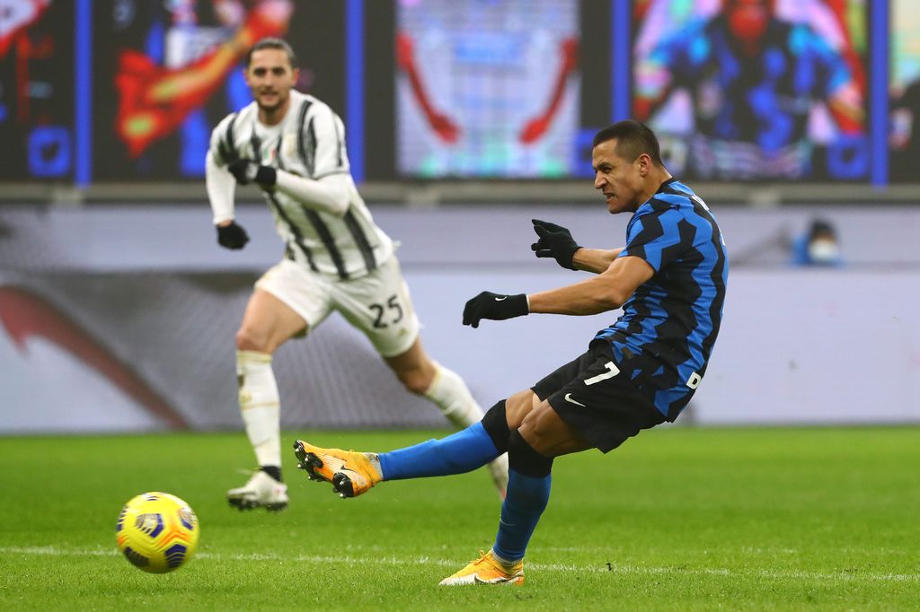 MILAN, ITALY - FEBRUARY 02: Alexis Sanchez of FC Internazionale takes a shot during the Coppa Italia semi-final match between FC Internazionale and Juventus at Stadio Giuseppe Meazza on February 02, 2021 in Milan, Italy. Sporting stadiums around Italy remain under strict restrictions due to the Coronavirus Pandemic as Government social distancing laws prohibit fans inside venues resulting in games being played behind closed doors. (Photo by Marco Luzzani/Getty Images)