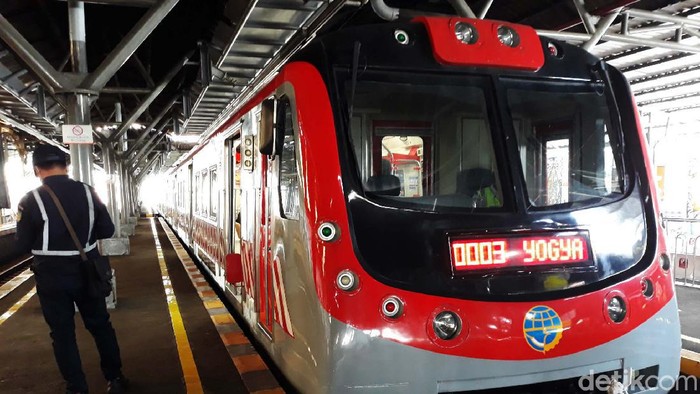 Intip Jeroan KRL Yogya-Solo Jelang Operasi 10 Februari Kereta rel listrik (KRL) Yogya-Solo akan beroperasi tanggal 10 Februari. Yuk lihat jeroan kereta tersebut.