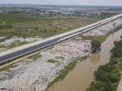 TPS Liar di Bantaran Kali CBL Tambun Ditutup, Warga Setempat Sedih