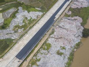 Jadi TPS Liar, Kondisi Bantaran Kali CBL Tambun Bikin Miris