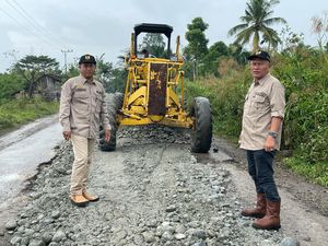 Jalan Era Soeharto yang Rusak Berlumpur Mulai Diperbaiki Jalan Era Soeharto yang Rusak Berlumpur Mulai Diperbaiki