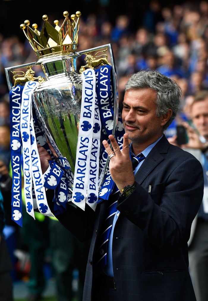 Jose Mourinho LONDON, ENGLAND - MAY 24: Jose Mourinho manager of Chelsea holds up three fingers as he celebrates with the trophy after the Barclays Premier League match between Chelsea and Sunderland at Stamford Bridge on May 24, 2015 in London, England. Chelsea were crowned Premier League champions. (Photo by Mike Hewitt/Getty Images)