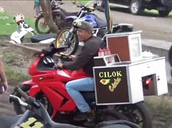 Viral Jualan Cilok Pakai Ninja 250, Netizen: Gengsi Enggak Bikin Kenyang