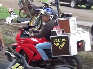Viral Jualan Cilok Pakai Ninja 250, Netizen: Gengsi Enggak Bikin Kenyang Viral Jualan Cilok Pakai Ninja 250, Netizen: Gengsi Enggak Bikin Kenyang