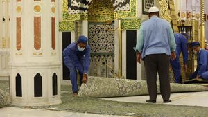 Potret Pergantian Karpet Taman Surga Raudhah