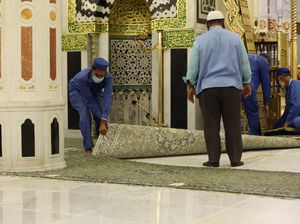 Potret Pergantian Karpet Taman Surga Raudhah Potret Pergantian Karpet Taman Surga Raudhah