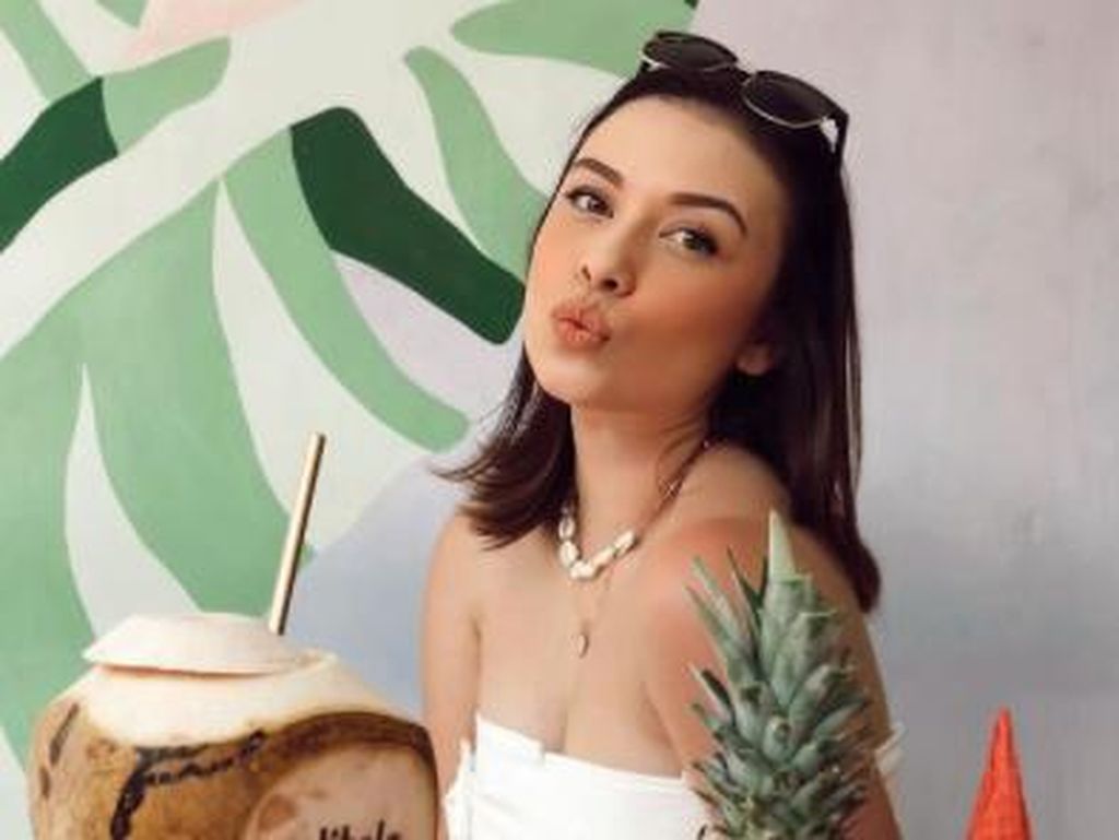 10 Potret Lindsey Leslie Stuart Saat Nongkrong di Kafe 10 Potret Lindsey Leslie Stuart Saat Nongkrong di Kafe