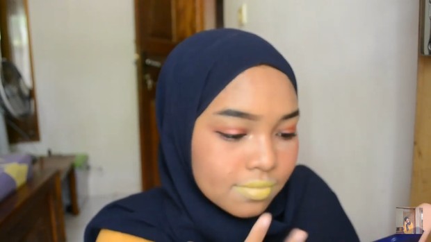 Lipstik ombre tiktok dibuat dengan mengaplikasikan eyeshadow kuning/youtube.com/Intan인탄