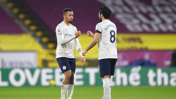 BURNLEY, ENGLAND - FEBRUARY 03: Gabriel Jesus of Manchester City celebrates victory with team mate Ilkay Gundogan following the Premier League match between Burnley and Manchester City at Turf Moor on February 03, 2021 in Burnley, England. Sporting stadiums around the UK remain under strict restrictions due to the Coronavirus Pandemic as Government social distancing laws prohibit fans inside venues resulting in games being played behind closed doors. (Photo by Gareth Copley/Getty Images)