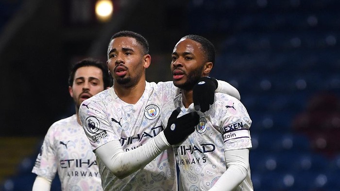 BURNLEY, ENGLAND - FEBRUARY 03: Raheem Sterling of Manchester City celebrates with team mate Gabriel Jesus (L) after scoring their sides second goal during the Premier League match between Burnley and Manchester City at Turf Moor on February 03, 2021 in Burnley, England. Sporting stadiums around the UK remain under strict restrictions due to the Coronavirus Pandemic as Government social distancing laws prohibit fans inside venues resulting in games being played behind closed doors. (Photo by Gareth Copley/Getty Images)
