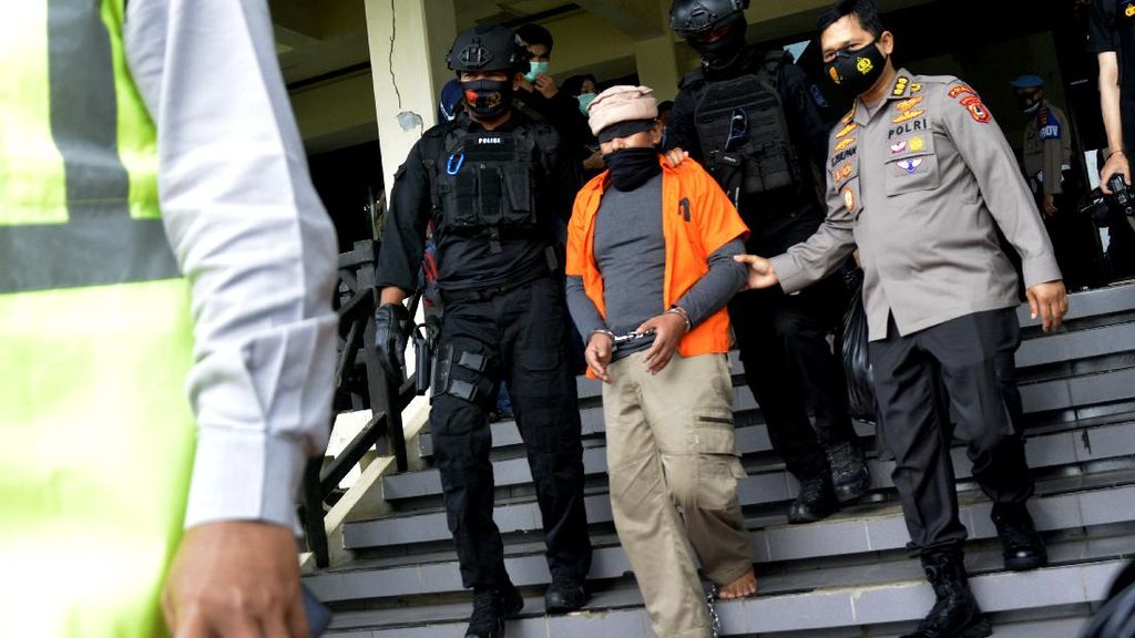 Momen 19 Teroris yang Ditangkap di Makassar Diterbangkan ke Jakarta