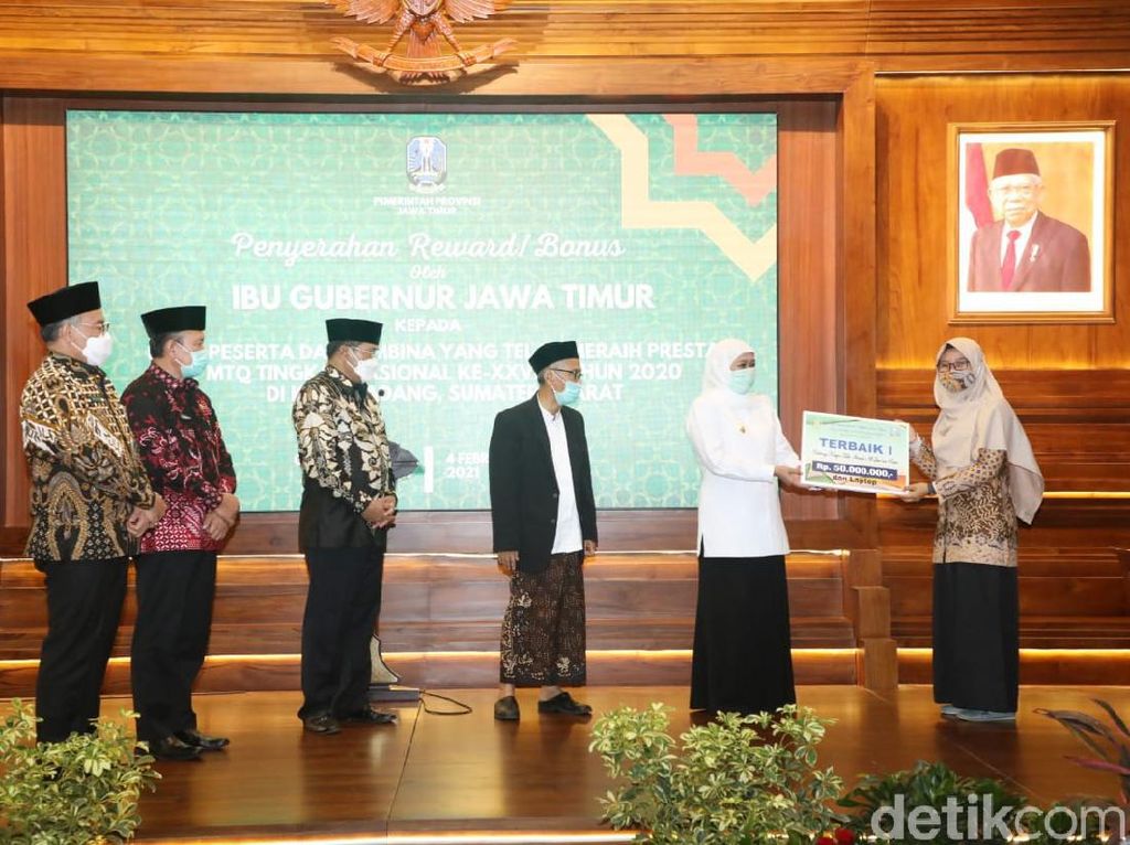 Raih Prestasi, Gubernur Khofifah Serahkan Bonus Peserta dan Pembina MTQ Raih Prestasi, Gubernur Khofifah Serahkan Bonus Peserta dan Pembina MTQ