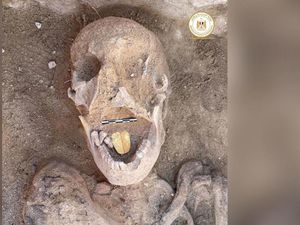 Wah, Arkeolog Mesir Temukan Mumi Berusia 2.000 Tahun dan Berlidah Emas!