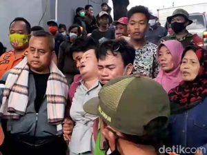 Nenek dan Cucu Korban Banjir Kepulungan Pasuruan Dimakamkan Satu Liang