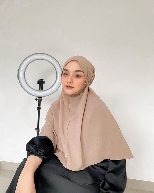 5 Inspirasi OOTD Hijab Bergo Paling Nyaman dan Kekinian Biar di Rumah