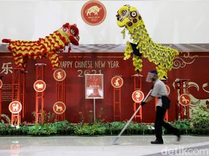Ornamen Khas Imlek Hiasi Pusat Perbelanjaan di Depok
