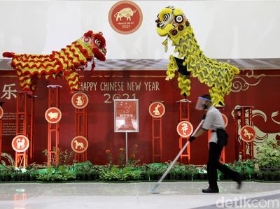 Ornamen Khas Imlek Hiasi Pusat Perbelanjaan di Depok