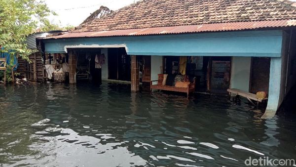 Penampakan Banjir di Kudus yang Berwarna Hitam dan Berbau