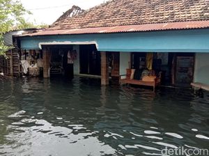 Penampakan Banjir di Kudus yang Berwarna Hitam dan Berbau