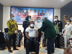 Disuntik Vaksin Corona, Walkot Tanjungbalai Minta Warga Tak Percaya Hoax