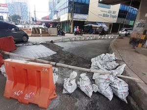 Pemkot Bekasi Perbaiki Pertigaan Caman Kalimalang yang Rusak Berlubang Pemkot Bekasi Perbaiki Pertigaan Caman Kalimalang yang Rusak Berlubang