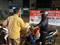 Terkendala Pandemi, Jaga Malam Halau Sampah di Flyover Ciputat Tak Rutin