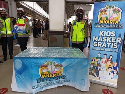 Polda Metro Bikin Kios Masker Gratis di Seluruh Stasiun Jabodetabek