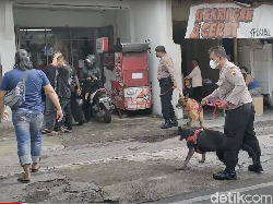 Polisi Bubarkan Kerumunan Massa Pesilat PSHT di PN Karanganyar