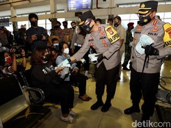 Polisi/TNI Sosialisasi Prokes Sekaligus Bagi Masker di Terminal Purabaya