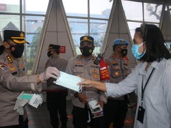 Gerakan Jakarta Bermasker, Polres Jaksel Bagikan 1.000 Masker di Stasiun KRL