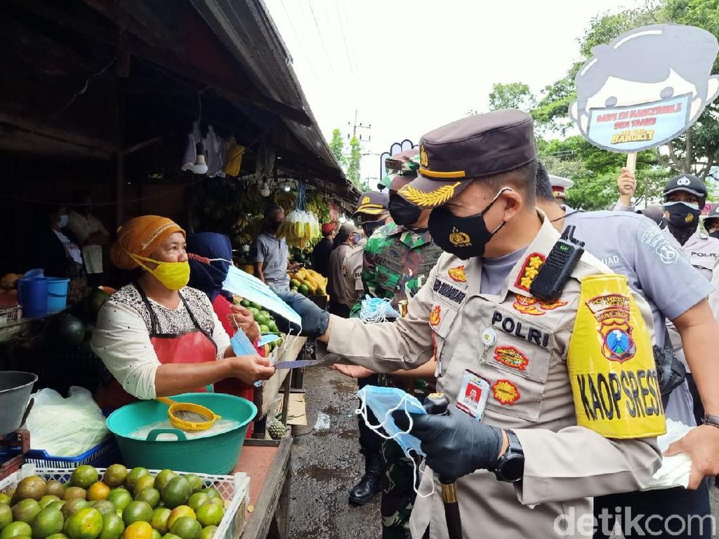 50 Ribu Masker Dibagikan TNI-Polri di Kota Malang Selama PPKM Jilid 2