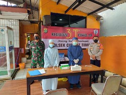 Cegah COVID, Polsek Ciputat Timur Swab Antigen Gratis ke Warga