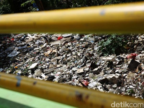 Potret Kali Alam Bekasi yang Penuh Sampah
