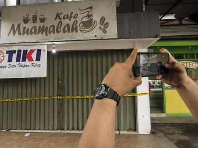 Potret Pasar Muamalah di Depok Digaris Polisi