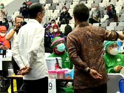 Momen Jokowi Tinjau Vaksinasi Nakes di Istora Senayan