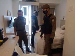 Razia Kos-Hotel di Tangsel, Satpol PP Amankan PSK hingga Kondom