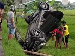 Mobil Terperosok hingga Nungging di Parit Ringroad Sragen