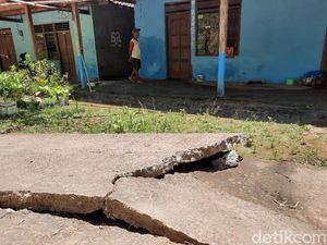 Awas! Retakan Tanah di Lokasi Bencana Ciherang Sukabumi Makin Meluas Awas! Retakan Tanah di Lokasi Bencana Ciherang Sukabumi Makin Meluas