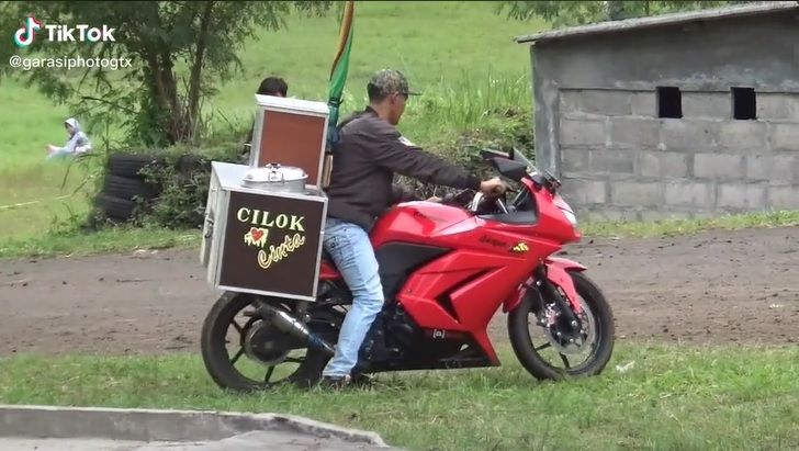 tukang cilok pakai motor sport