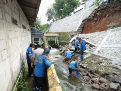 Diguyur Hujan, Turap Kali di Srengseng Sawah Jaksel Longsor