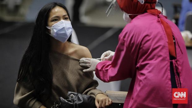 Sejumlah tenaga kesehatan mendapatkan vaksinasi dosis pertama vaksin COVID-19 Sinovac di Istora Senayan, Jakarta, Kamis, 4 Februari 2021. CNN Indonesia/Adhi Wicaksono