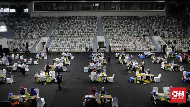 Sejumlah tenaga kesehatan mendapatkan vaksinasi dosis pertama vaksin COVID-19 Sinovac di Istora Senayan, Jakarta, Kamis, 4 Februari 2021. CNN Indonesia/Adhi Wicaksono
