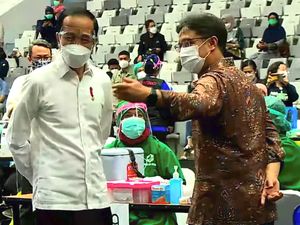 Jokowi Pantau Proses Vaksinasi COVID-19 Massal Ribuan Nakes DKI Jakarta